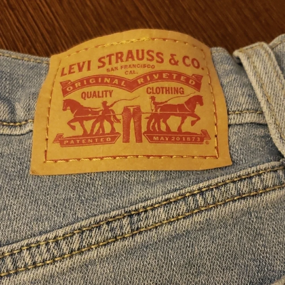 Levi's High Rise Shorts in Tribecca Scoop Light Wash Size 27